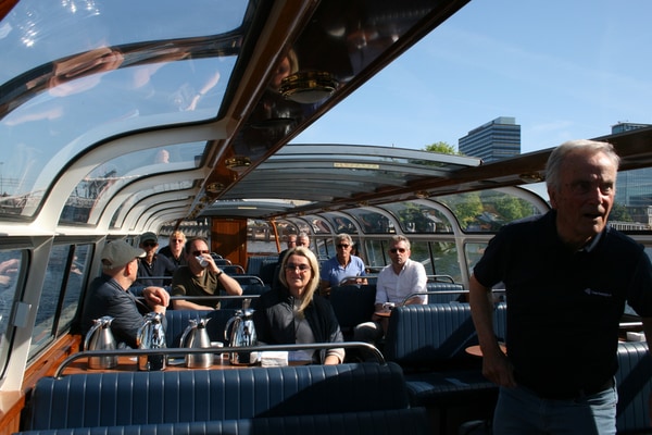 In een rondvaartboot krijgen deelnemers uitleg van onze instructeurs